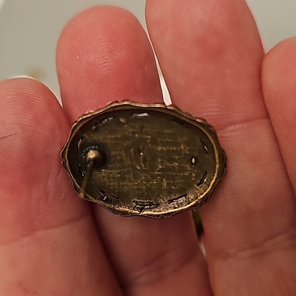 NWT Rhinestone Embellished Cameo Stud Earrings - Picture 4 of 5